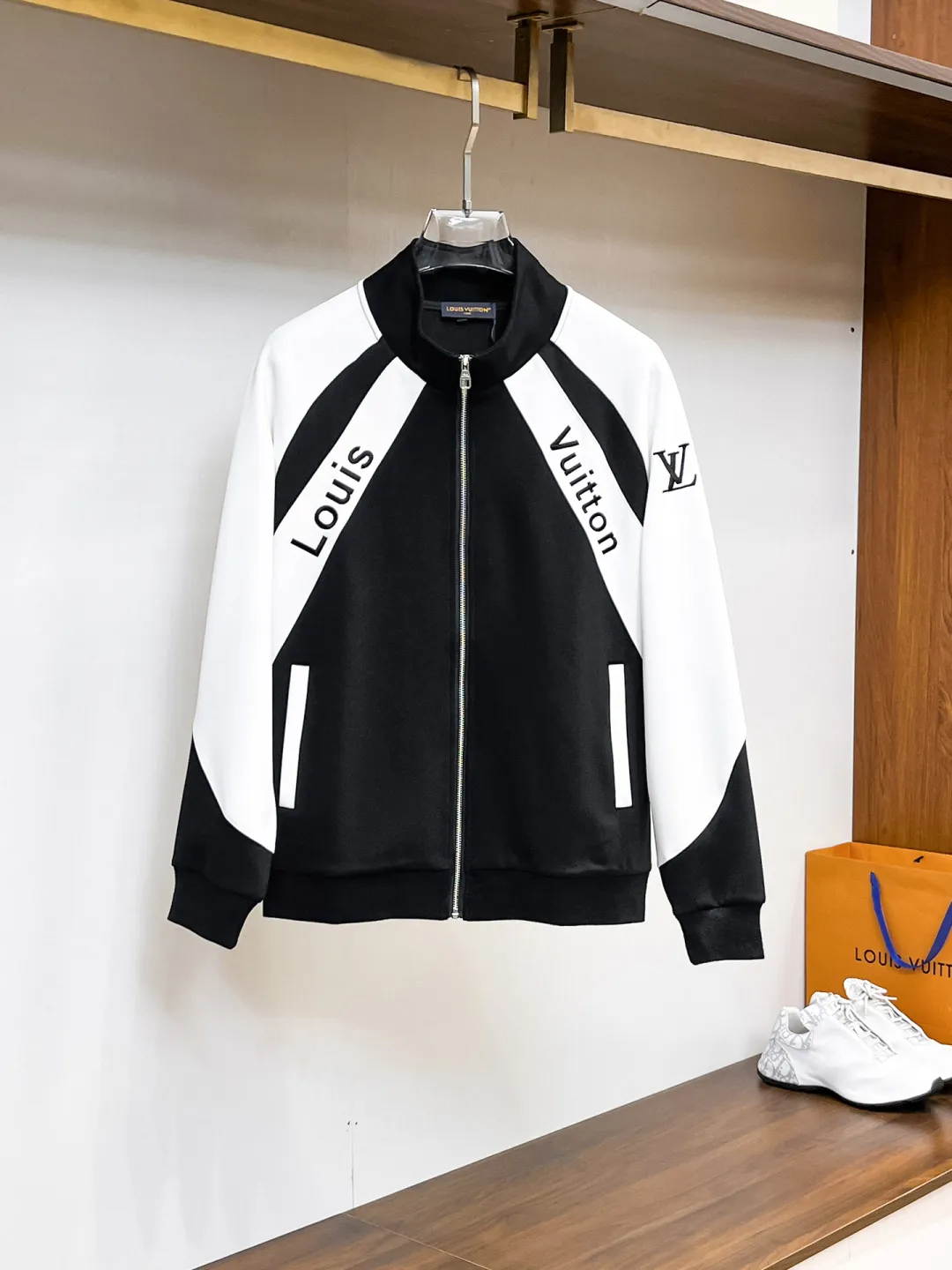 🅿️720 LV 2025 autumn and winter new counter casual suit of the same style, breathable, comfortable and casual! Full of high-end feel! The details are exquisite and high-end, and the workmanship is impeccable! The original high-end fabric is very high-end! The fabric is crisp, anti-wrinkle and wear-resistant, warm, neat and stylish. Everyone must buy a set this autumn and winter. They must look cool and handsome when wearing it. We specially recommend the size M-3XLC30